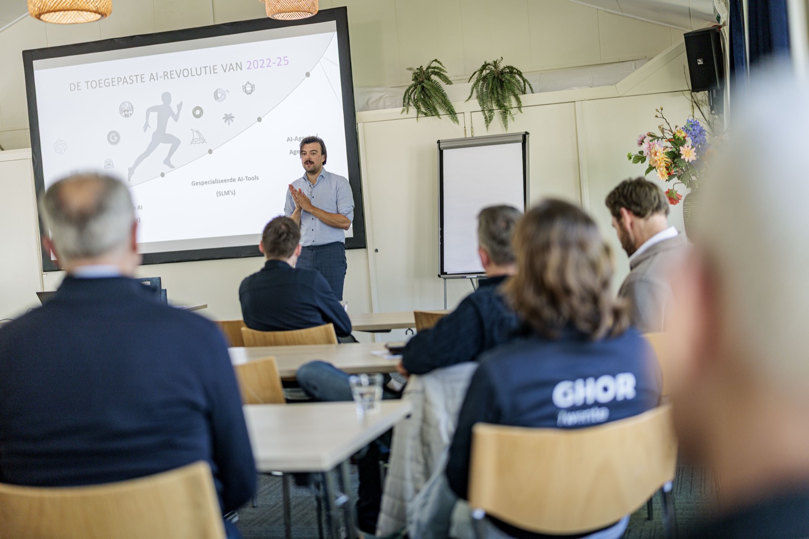 Trainer Bram Kreuger presenteert de toegepaste AI-revolutie tijdens een cursus