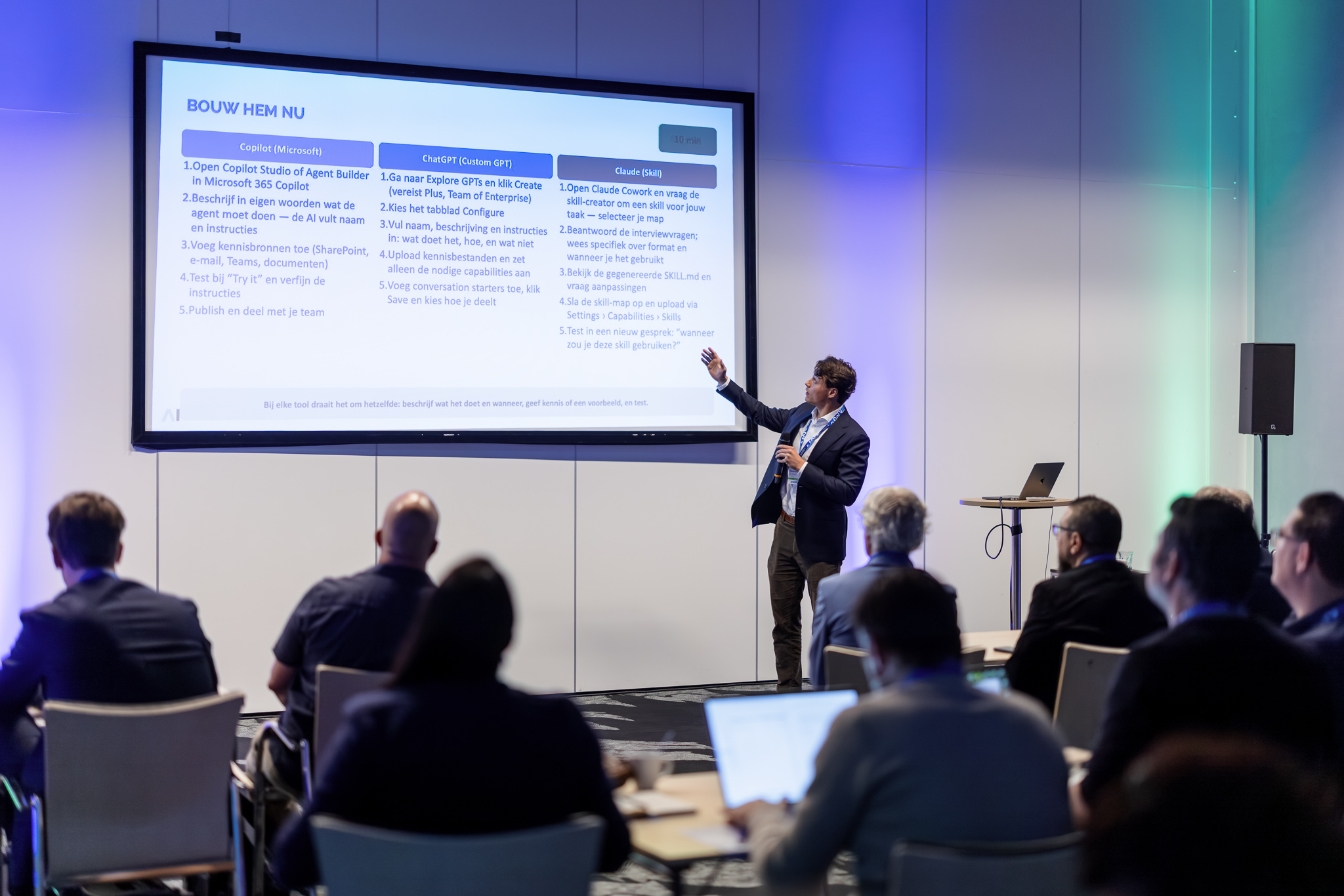 Deelnemers aan een AI Hackathon van AI-Advies en Training werken in teams aan AI-oplossingen